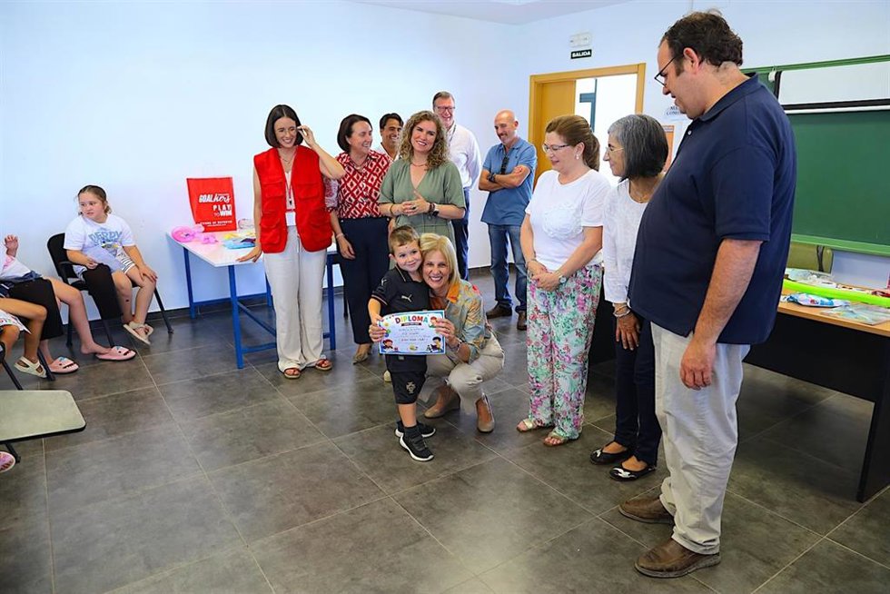 La alcaldesa de Jerez de la Frontera, María José García-Pelayo, ha clausurado el curso de las Aulas Rurales de Conciliación que han funcionado en todas las barriadas rurales, la pedanía de Cuartillos y las ELAS de Jerez