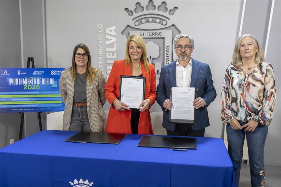 Archivo - Imagen de la firma del acuerdo entre el Ayuntamiento de Huelva y la Federación Andaluza de Pádel, representados por la alcaldesa de Huelva, Pilar Miranda, y el presidente de la Federación, Manuel Sánchez.