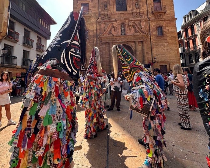 Participación del Jarramplas en el desfile del Festival Internacional de la Máscara Ibérica celebrado en Oviedo, a 20 de junio de 2026.