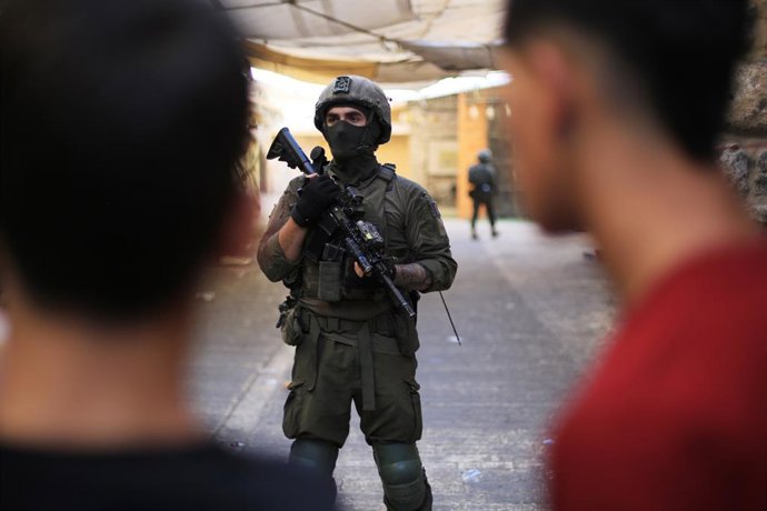 HEBRON, 21 de junho de 2026  -- Um membro das forças israelenses garante a segurança nas ruas para os colonos israelenses, na cidade de Hebron, na Cisjordânia, em 20 de junho de 2026.