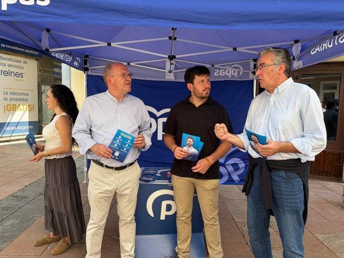 El diputado regional y portavoz de Vivienda, José Cuervas-Mons; el presidente del PP de Grado, José González y el senador del PP de Asturias, Pablo González.