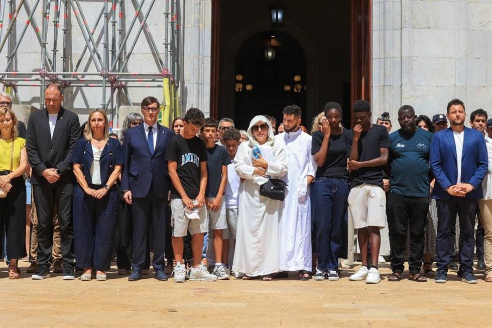El presidente de la Generalitat, Salvador Illa, y el alcalde de Tarragona, Rubén Viñuales, encabezan el minuto de silencio ante la fachada del Ayuntamiento de Tarragona