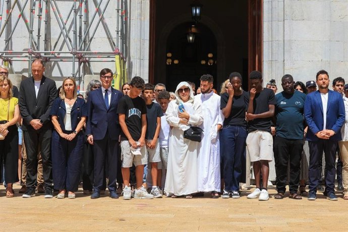 O presidente da Generalitat, Salvador Illa, e o prefeito de Tarragona, Rubén Viñuales, lideram o minuto de silêncio em frente à fachada da Prefeitura de Tarragona