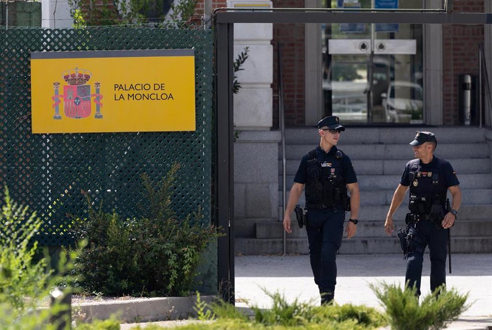 Archivo - Agentes de Policía a su salida del Palacio de La Moncloa, a 30 de julio de 2024, en Madrid (España).