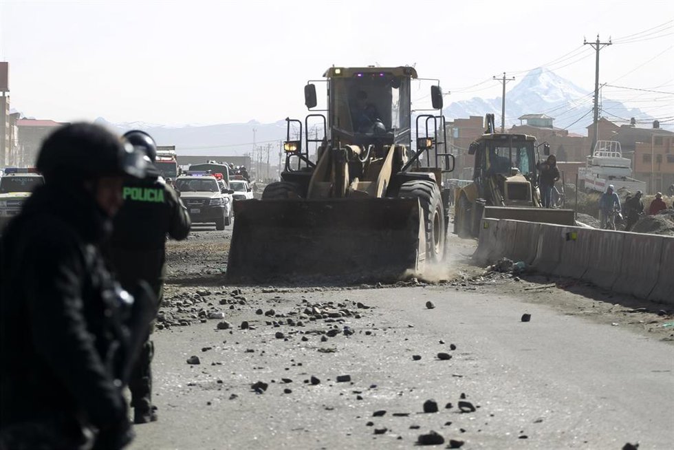 Reitrada de escombros en uno de los puntos de bloqueo despejados por las fuerzas de seguridad en El Alto, Bolivia