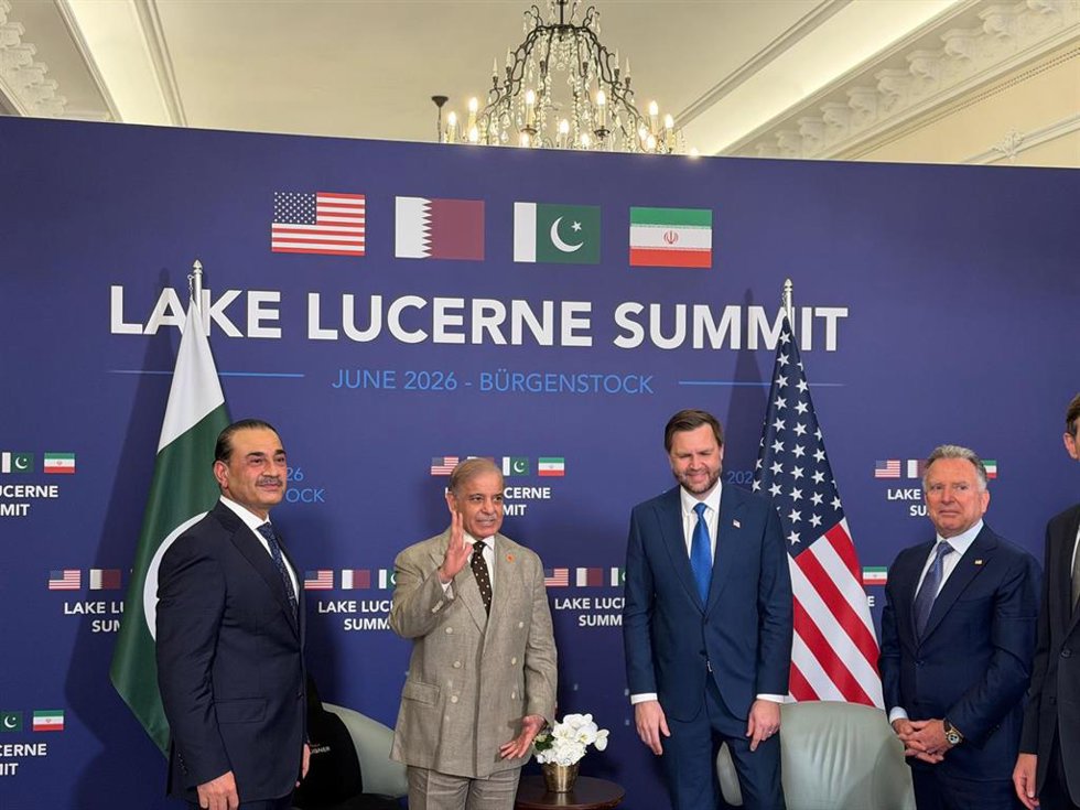 El vicepresidente de EEUU, JD Vance, el primer ministro de Pakistán, Shehbaz Sharif y el jefe del Estado Mayor del Ejército paquistaní, Asim Munir, comienzan la Cumbre de Lucerna a 21 de junio de 2026