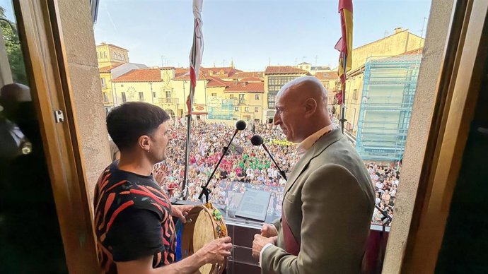 Rodrigo Cuevas reivindica una celebración "en la que nadie se quede fuera" en el pregón de las fiestas de León