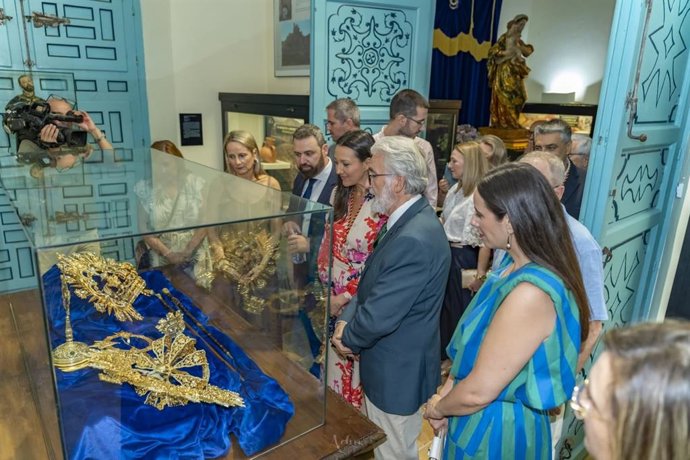 La consejera de Turismo, Cultura y Deportes, Carmen Conesa y la alcaldesa de Cehegín, Alicia del Amor, inauguraron ayer la exposición 'Ave Oriens. El Siglo de las Maravillas'