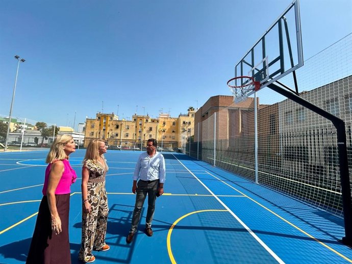 Imagen de las actividades de remodelación de las pistas deportivas del parque de La Barzola.