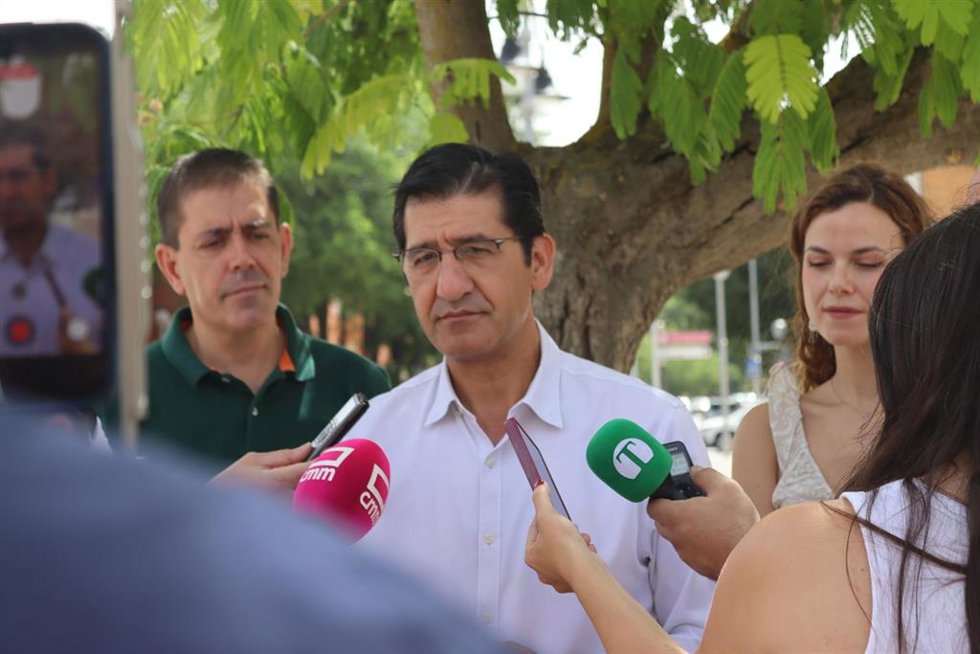 El secretario general del PSOE en la provincia de Ciudad Real, José Manuel Caballero, en atención a medios en Tomelloso.