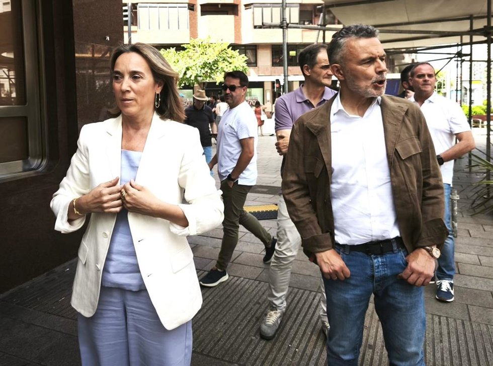 Cuca Gamarra, hoy en Logroño junto al alcalde de la ciudad, Conrado Escobar
