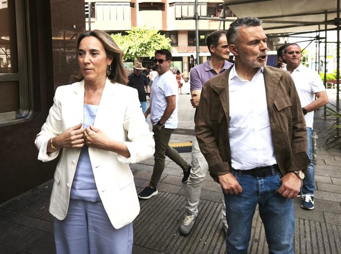 Cuca Gamarra, hoy en Logroño junto al alcalde de la ciudad, Conrado Escobar