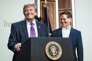 Archivo - May 19, 2026, Washington, Dc, United States of America: U.S. President Donald Trump, left, remarks as Cost Plus Drug Company Co-Founder Mark Cuban, right, smiles during a Healthcare Affordability event at the Eisenhower Executive Office Building