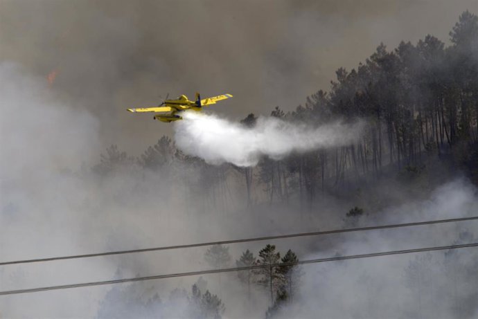 Labores de extinción de un incendio forestal, a 14 de junio de 2026, en Boborás, Ourense, Galicia (España).