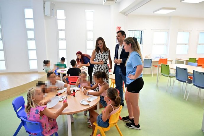 Archivo - El alcalde de Cádiz, Bruno García, acompañado de la concejala de Igualdad, Virginia Martín, en una visita a la ludoteca de la Biblioteca Municipal Adolfo Suárez