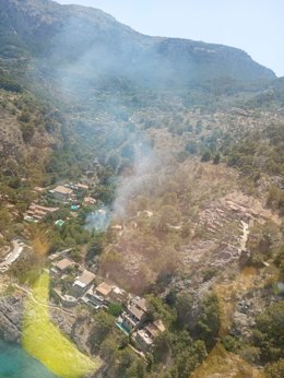 Los bomberos combaten un incendio forestal de pequeñas dimensiones en Deià