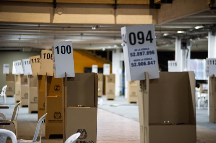 19 de junho de 2026, Bogotá, Distrito da Cidade de Bogotá, Colômbia: O maior local de votação da Colômbia é preparado antes do segundo turno das eleições presidenciais de 2026, a ser realizado em 19 de junho de 2026, em Bogotá, Colômbia. Os colombianos vo