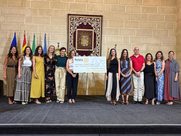 La delegada de Educación en el Ayuntamiento de Jerez (Cádiz), Nela García, acompañando al presidente del Rotary Club Jerez, Julián Fernández, en la entrega del 'I Premio Rotary Club de Jerez de la Frontera a la Excelencia Académica en el Bachillerato'.