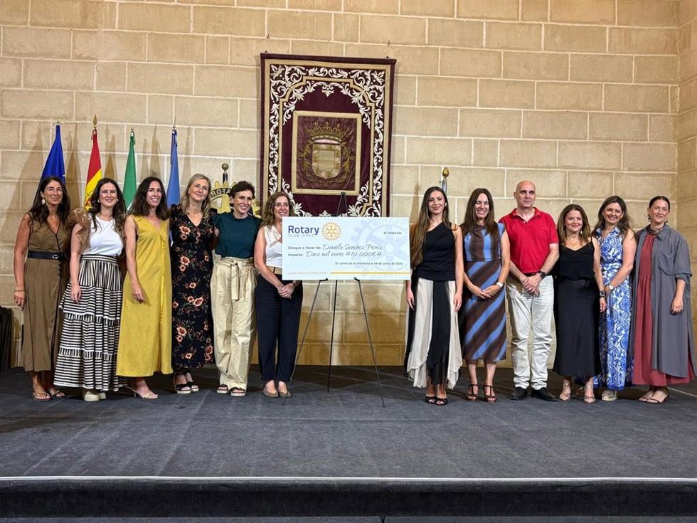 La delegada de Educación en el Ayuntamiento de Jerez (Cádiz), Nela García, acompañando al presidente del Rotary Club Jerez, Julián Fernández, en la entrega del 'I Premio Rotary Club de Jerez de la Frontera a la Excelencia Académica en el Bachillerato'.