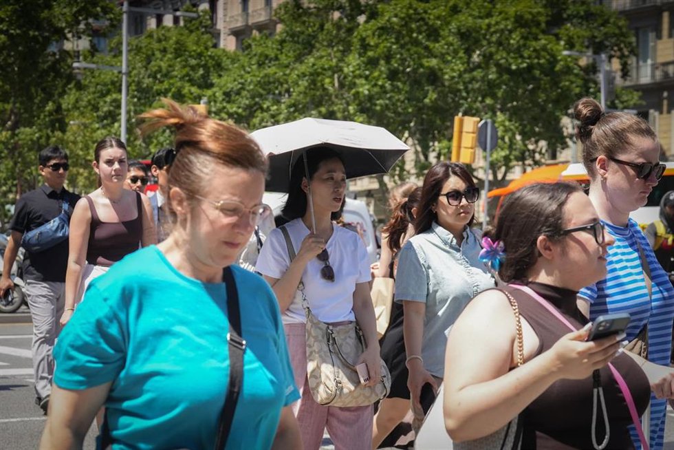 Varias personas caminan por las calles de la ciudad, a 17 de junio de 2026, en Barcelona, Catalunya (España).