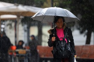 Santiago, 6 de mayo de 2026.  Lluvia en Santiago durante el frente de mal tiempo que afecta la Region Metropolitana.  Jonnathan Oyarzun/Aton Chile
