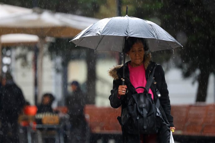 Santiago, 6 de mayo de 2026.  Lluvia en Santiago durante el frente de mal tiempo que afecta la Region Metropolitana.  Jonnathan Oyarzun/Aton Chile