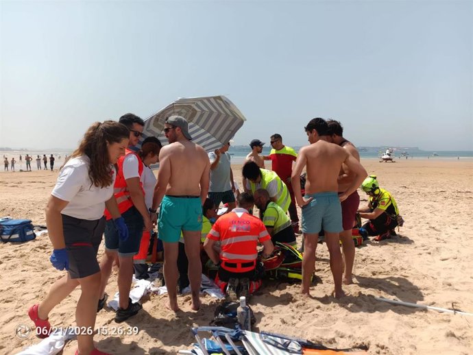 Imagen de la actuación de los socorristas en la playa de Loredo