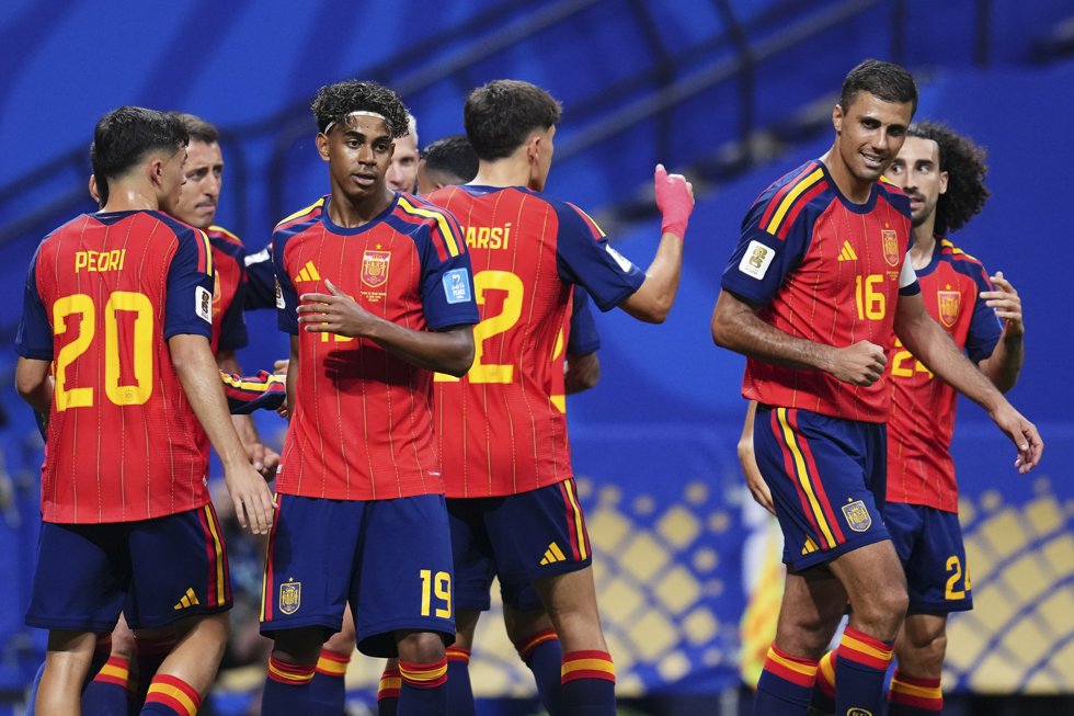 Los jugadores de la selección española celebran uno de los goles ante Arabia Saudí