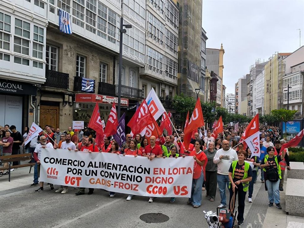 Manifestación en A Coruña de empleadas y empleados del comercio de alimentación