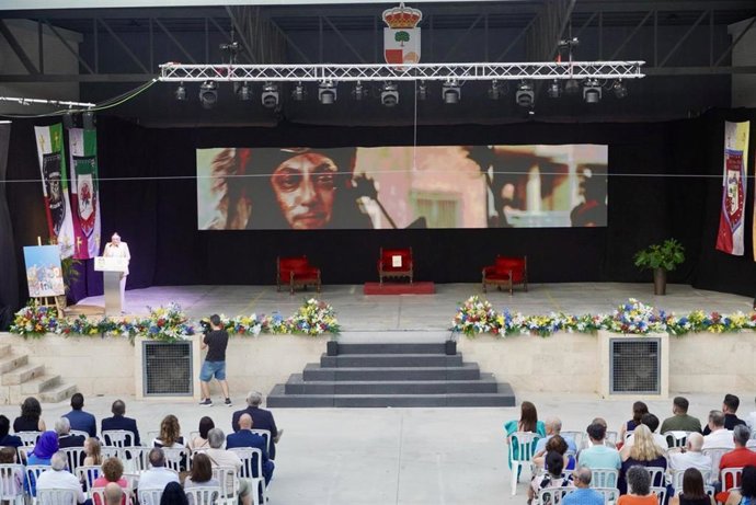 Las fiestas de Moros y Cristianos de Santomera, declaradas de Interés Turístico Regional, continuaron este sábado con el pregón pronunciado por la directora general de Competitividad y Calidad Turísticas de la Región de Murcia, Eva Reverte