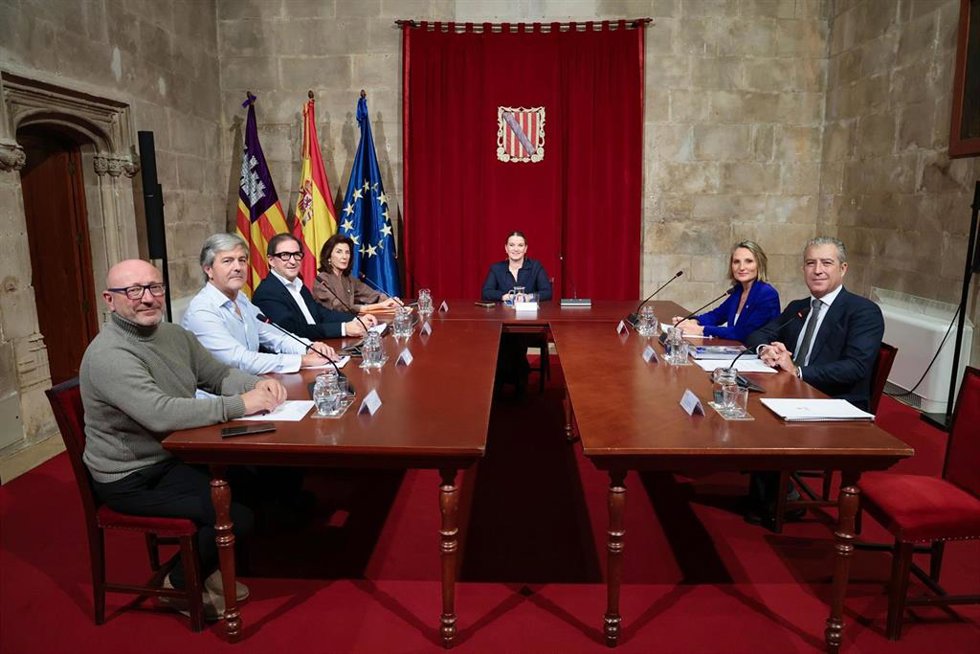 Prohens preside una reunión de la Mesa de Diálogo Social.