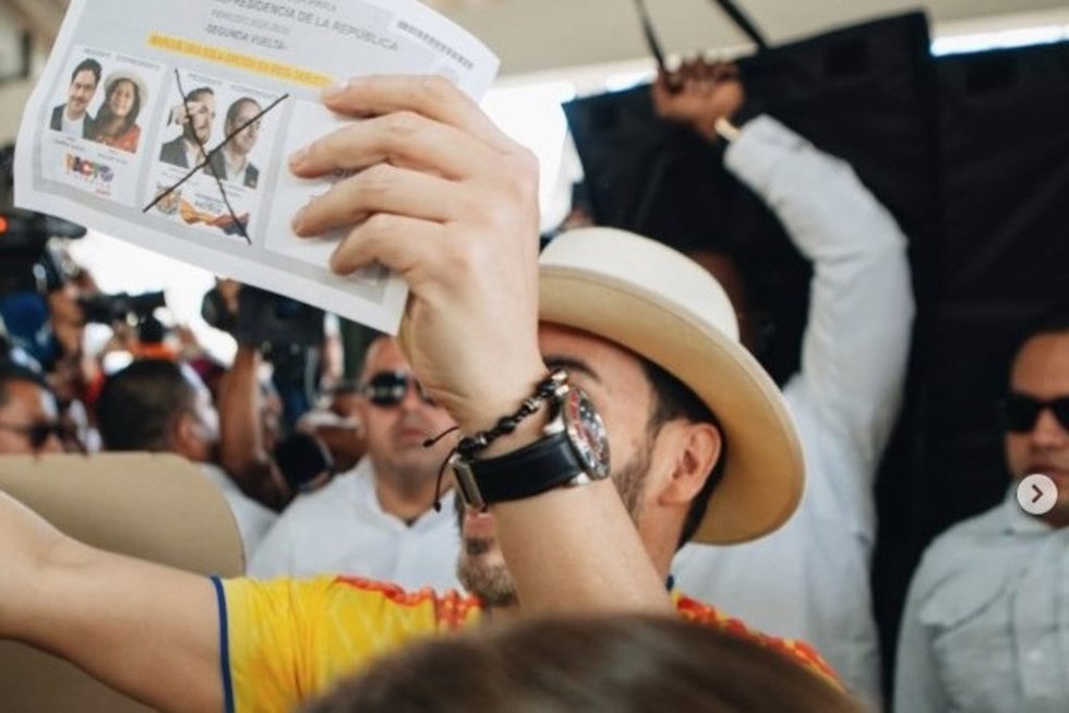 El candidato Abelardo de la Espriella vota en la segunda vuelta de las elecciones presidenciales de Colombia