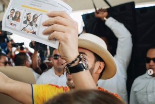 El candidato Abelardo de la Espriella vota en la segunda vuelta de las elecciones presidenciales de Colombia