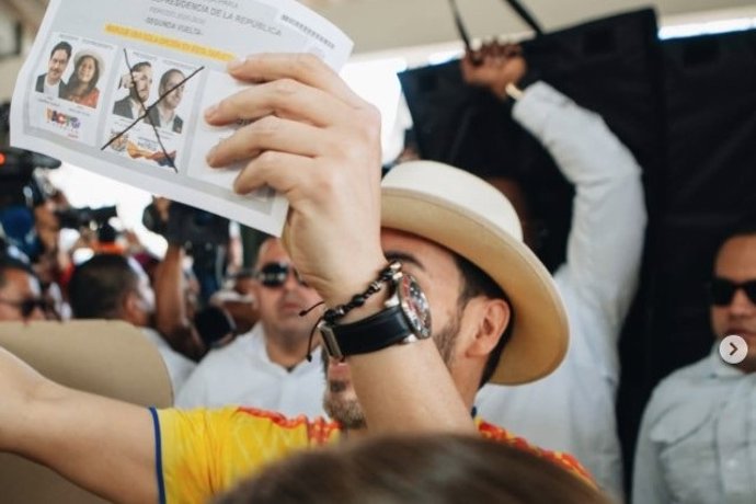 El candidato Abelardo de la Espriella vota en la segunda vuelta de las elecciones presidenciales de Colombia