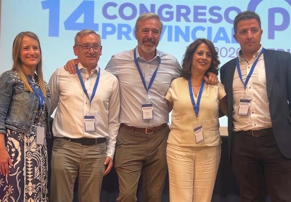 La nueva presidenta del PP Teruel, Emma Buj, junto al presidente del PP, Jorge Azcón, en el centro.