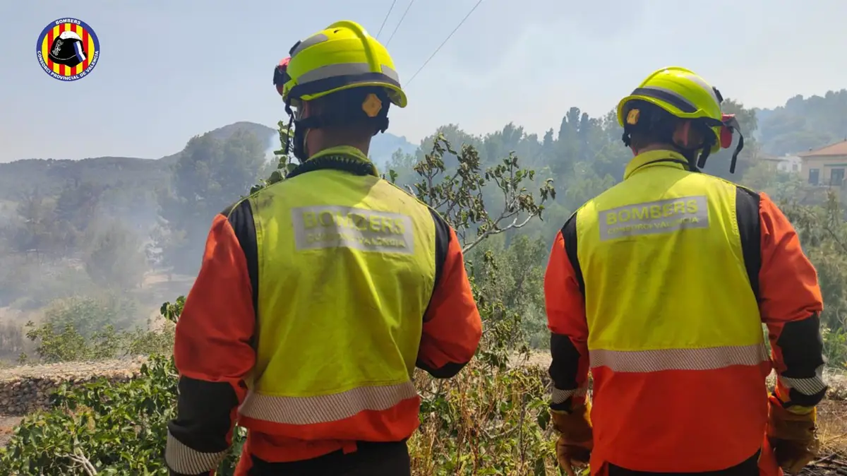 Bomberos en las labores de extinción de un incendio en Estivella (Valencia)