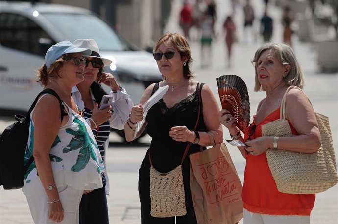 Archivo - Varias mujeres abanicándose, a 5 de agosto de 2025, en Vigo, Pontevedra, Galicia (España).