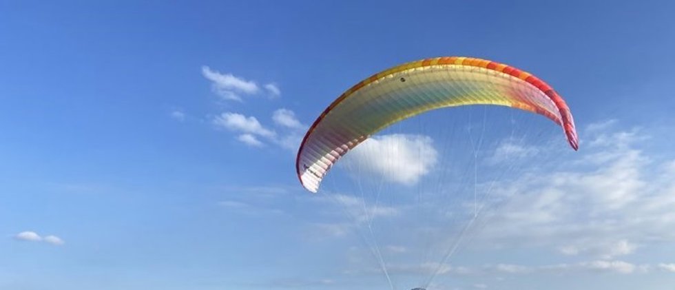 Archivo - Imagen de archivo de parapente.