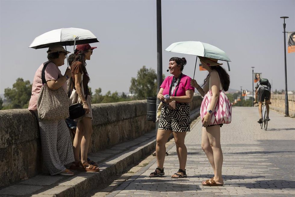 Archivo - Varias personas caminan por la calle, en Mérida, Badajoz, Extremadura (España).