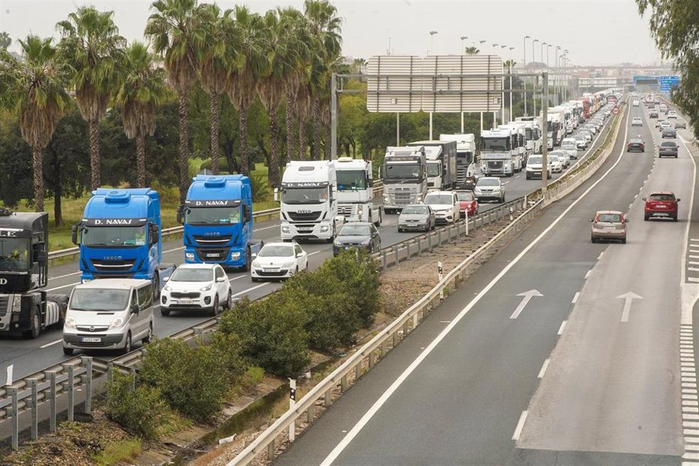 Archivo - Una gran cantidad de camiones han realizado una marcha lenta por la carretera S-30, como señal de protesta por sus malas condiciones laborales a 17 de marzo del 2022 en Sevilla (Andalucía, España)