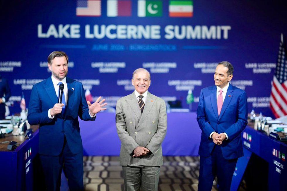 JD Vance, Shehbaz Sharif y Abdulrahman al Thani en Suiza
