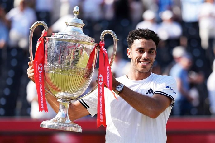 Francisco Cerúndolo , campeón del  torneo de Queen's