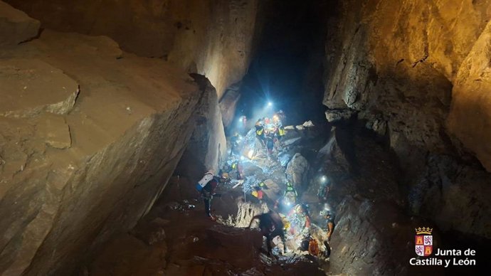 Trabajos realizados en la cueva de Valporquero para rescatar al espeleólogo herido.