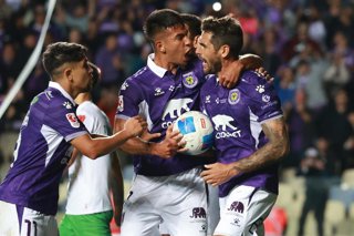 Futbol, Deportes Concepcion vs Deportes Temuco Primera fecha, campeonato de ascenso 2025. El jugador de Deportes Concepcion Joaquin Larrivey, derecha, celebra con sus companeros su gol contra Deportes Temuco durante el partido de primera division