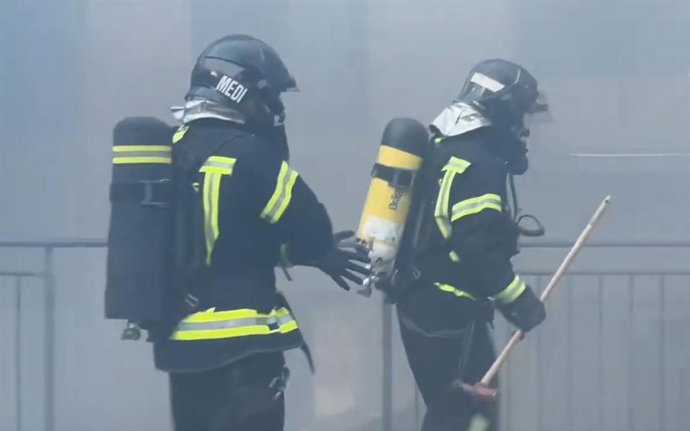 Bomberos trabajan en un incendio en el distrito madrileño de San Blas-Canillejas.