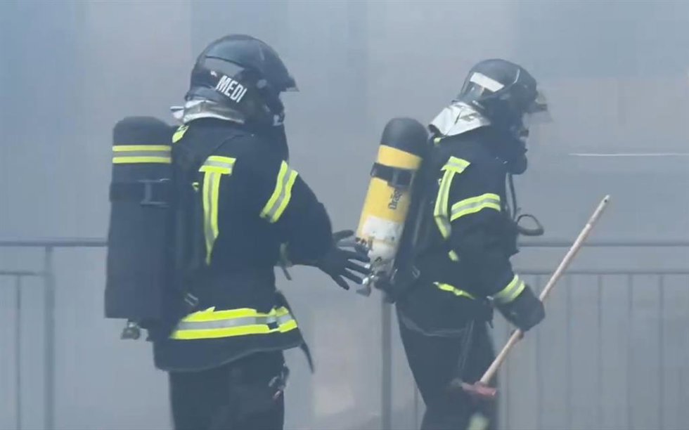 Bomberos trabajan en un incendio en el distrito madrileño de San Blas-Canillejas.