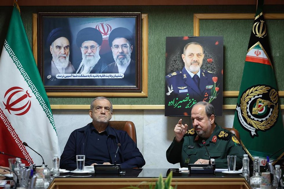 Archivo - El presidente de Irán, Masud Pezeshkian (izq.), junto al ministro de Defensa en funciones de su país, Majid Ibn al Reza (der.)