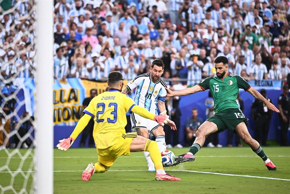 Luca Zidane trata de evitar el gol de Leo Messi en el Argentina-Argelia del Mundial 2026