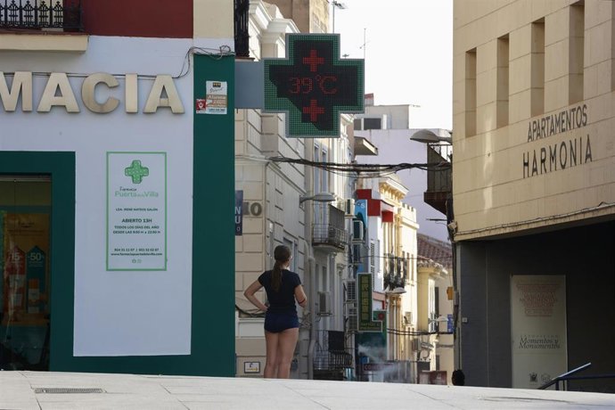 Archivo - El termómetro de una farmacia indica 39º C, a 5 de agosto de 2025, en Mérida, Badajoz, Extremadura (España).