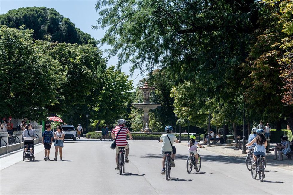 Archivo - Varias personas en el Parque de El Retiro, a 18 de julio de 2025, en Madrid (España).
